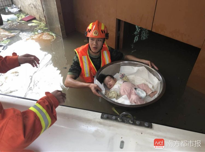  ▲9月1日下午，广东消防总队在广东汕头潮阳区谷饶镇水浸灾区救出一个两个月大女婴和她的四个家人。