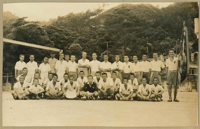 （图为上世纪40年代日本一球队合影）