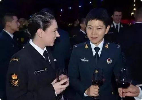 宋玺与外国女军人交流