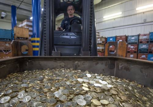 　　在俄与欧亚经济联盟国家的进出口贸易中，已分别有30%和70%使用卢布结算。图为莫斯科造币厂的工人将制作好的10卢布硬币运出。（资料图片）