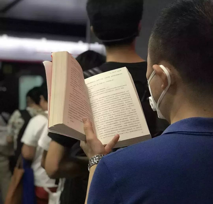 北京地铁上的读书人
