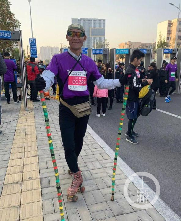 10月27日，山东泰安市泰山国际马拉松赛，55岁“轮滑达人”周广强穿着轮滑鞋参赛惹争议。&nbsp; 本文图均为 上游新闻 图