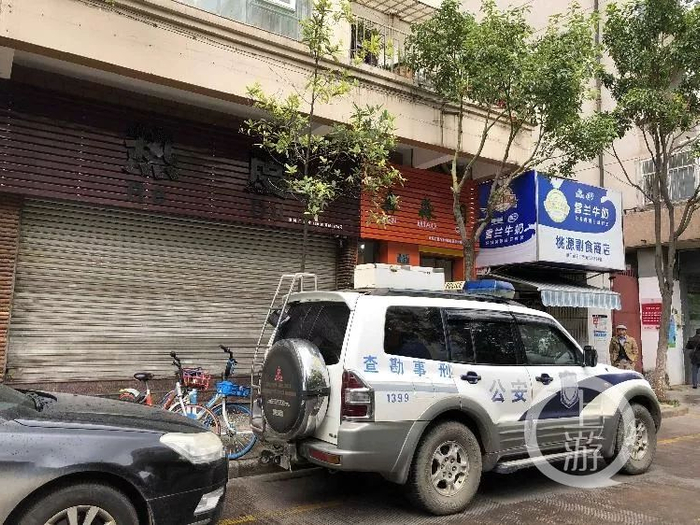  ▲10月14日下午，昆明警方刑事勘察车出现在李心草最后出现的热度酒吧门口。摄影/上游新闻记者 胡磊