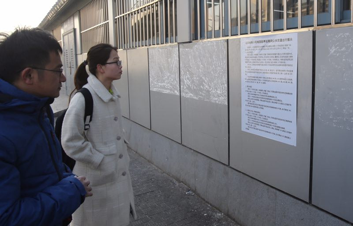 龙泽地铁站站外张贴有停运信息通告及换乘绕行路线。 新京报记者 王贵彬 摄