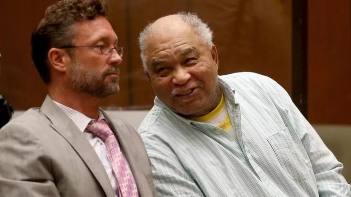  利特尔（右）在法庭上表现得相当轻松。