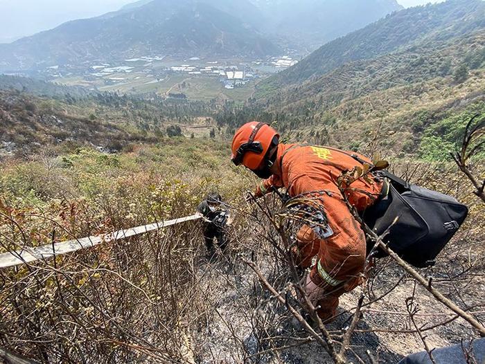 直击西昌森林灭火攻坚战 泸山南线火场复燃 | 组图