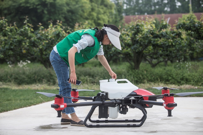 上海市首个盒马村，农民们已经成长为新型农民，学会用手机操控无人机