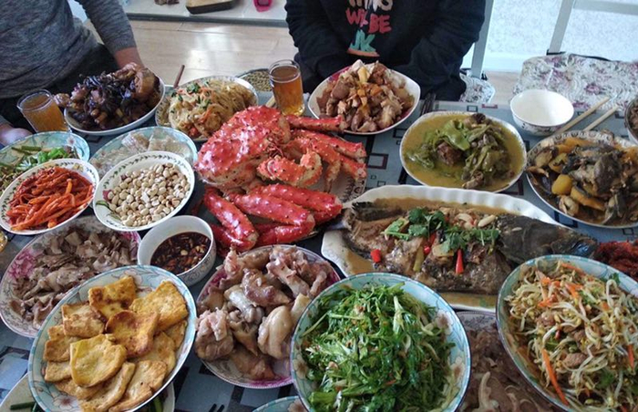 过年的饭局，大菜少不了来自俄罗斯的帝王蟹、朝鲜的明太鱼。