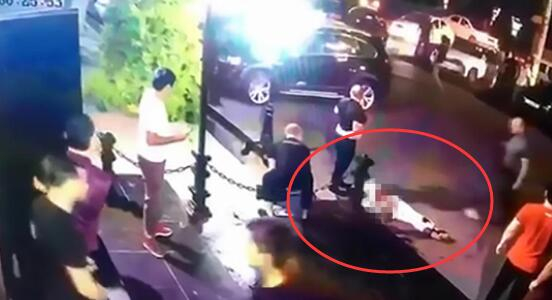 一身白衣的卡扎耶夫倒在血泊之中 图自视频截图