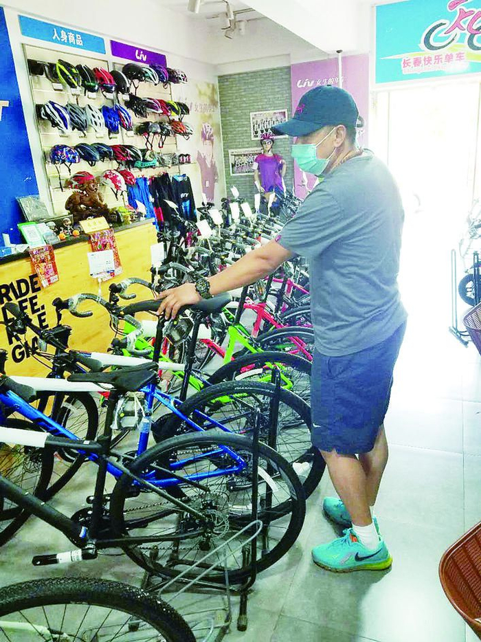 ② 顾客在繁荣路自行车专卖店选购自行车。 本组摄影：李奔