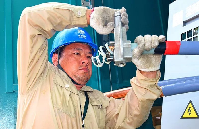 　　▲7月29日，当地地表气温达到40摄氏度。江苏淮安洪泽区供电公司配电班员工宇阳在20千伏华晨线2号环网柜安装新建进线电缆头终端。