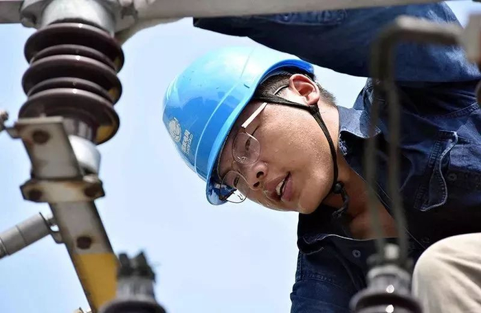 ▲7月24日，浙江宁波余姚市供电公司员工杨攀到110千伏云山变电站开展电容器消缺工作。