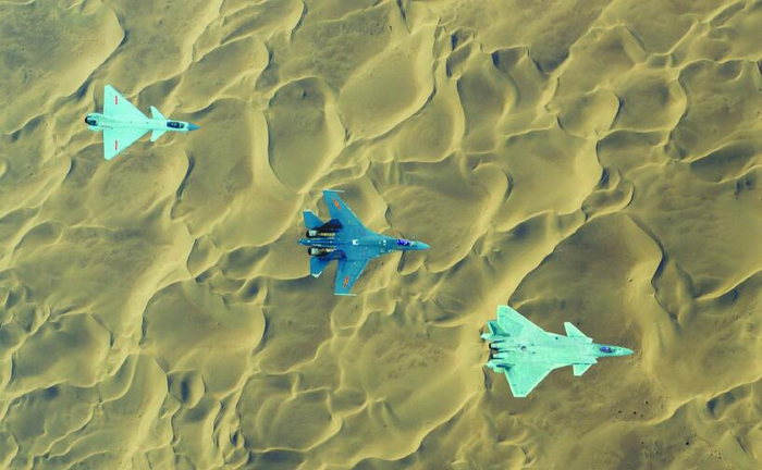  图片中由左到右依次为歼-10、歼-16和歼-20。