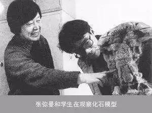 张弥曼和学生观察化石模型。
