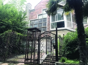 别墅大门紧闭，上面挂着不少绿藤，台阶上长满青苔，看得出来很久没人打理。 本文图片 现代快报