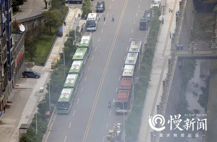 十辆公交车停靠火场附近，成了消防队员的临时休息地