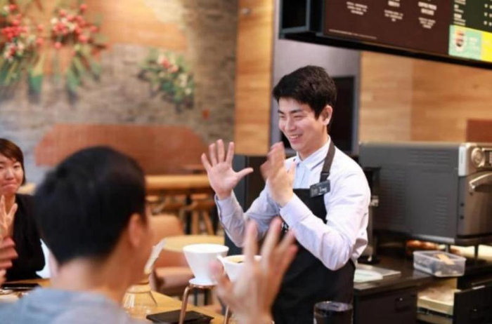 星巴克在广州开出中国首家“手语店（供图）
