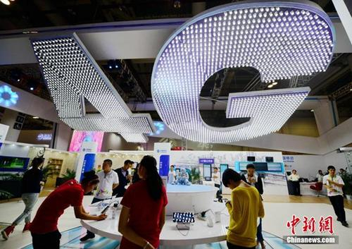 资料图：厦门市民在体验4G网络。 中新社记者 张斌 摄