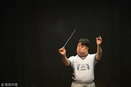 ▲2014年，舟舟在排练厅练习。图片来自视觉中国