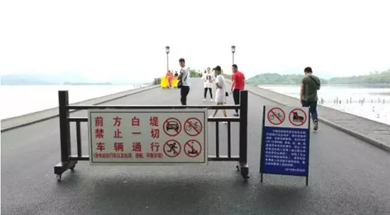 白堤出口，断桥。今晨，步行游客不用再避让自行车等，感觉更舒心啦。