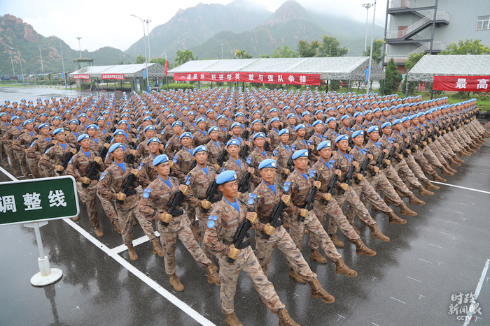 △首次亮相的维和部队方队。（央视记者刘笑宇拍摄）