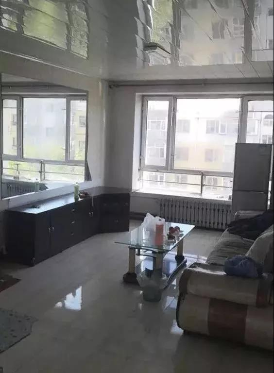 ▲李海家的客厅。图片来自微信公众号“正午故事”