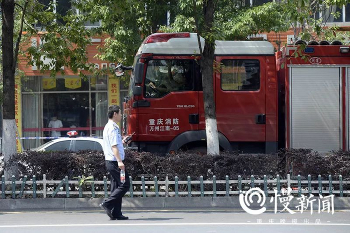 重庆消防的身影出现在达州火场