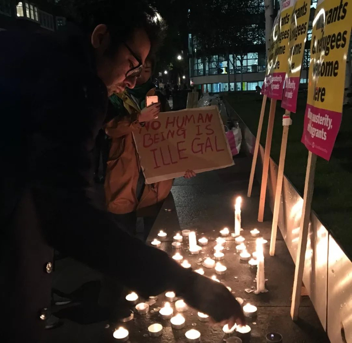 英国民众自发悼念“格雷斯惨案”的受害者。图 | 王磬摄