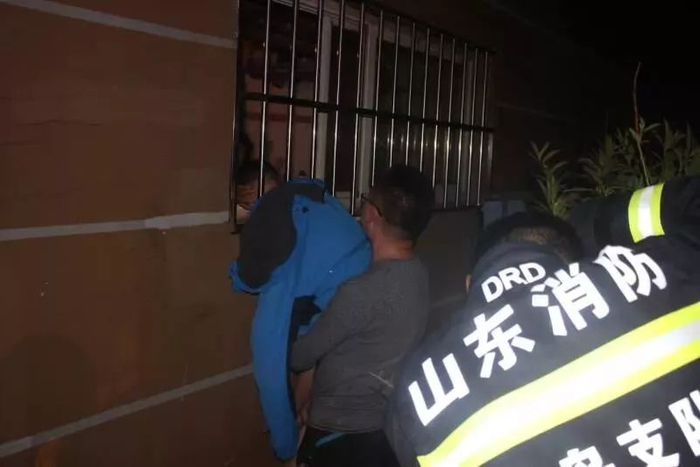  ▲三名小伙接力托举男孩。