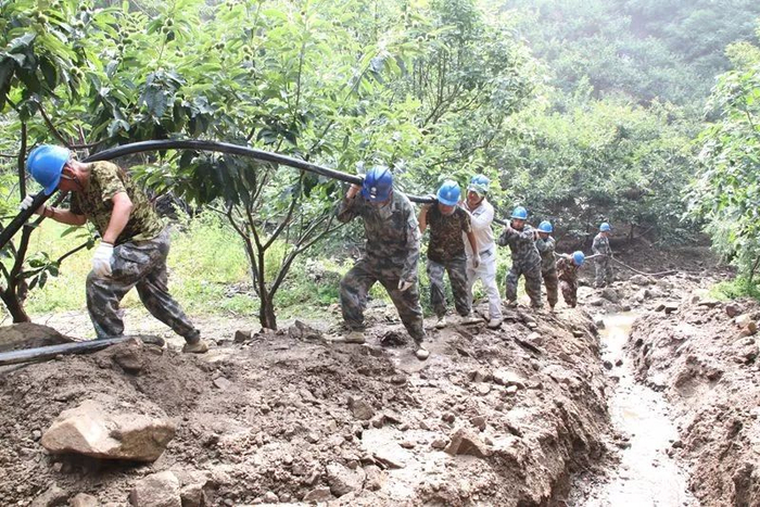 　　▲7月28日，冀北唐山遵化市供电公司建明供电所为遵化市小厂乡蟠龙峪景区敷设电缆。由于山路陡峭，1600米电缆全部采用人工手拉肩抗的方式敷设。