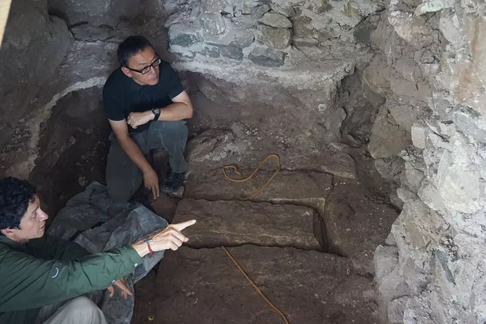 在科潘遗址的考古发掘现场，李新伟和洪都拉斯考古学正在分析墓葬结构。社科院考古所供图