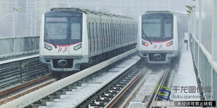 北京迎来新年第三场雪 地铁公司全力保障雪天