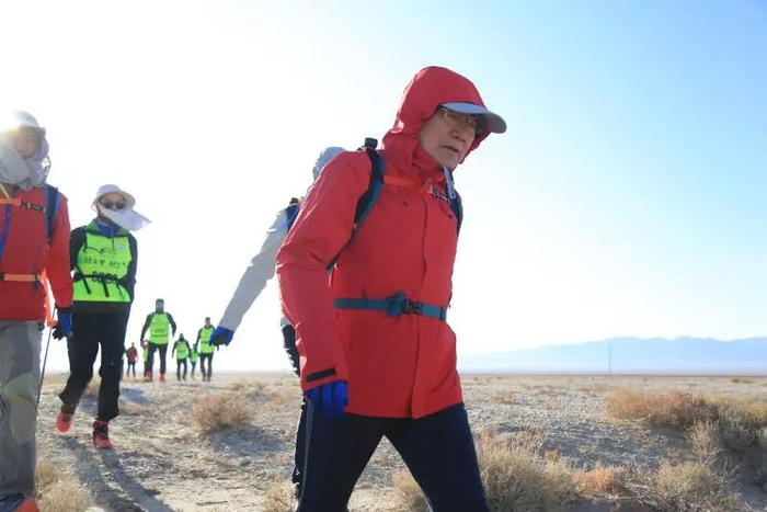 2019年11月葛剑雄在戈壁徒步