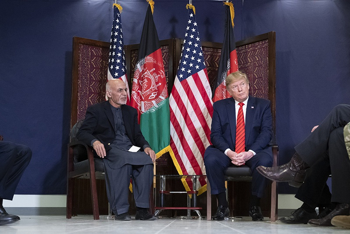 当地时间2019年11月28日，阿富汗巴格拉姆空军基地，美国总统特朗普在感恩节当天访问了阿富汗巴格拉姆空军基地，向驻扎在那里的美军致以感恩节问候。&nbsp; IC 图