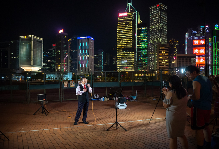 近期，受游行示威活动影响，前来听陈安迪唱歌的粉丝少了不少。