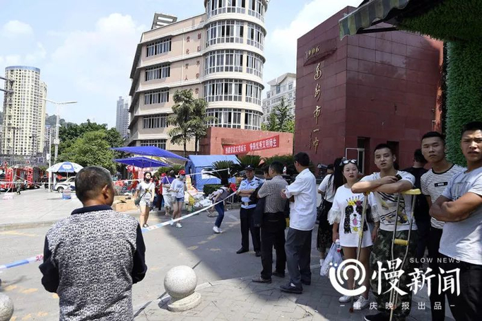 火灾现场不远处就是达州市一中