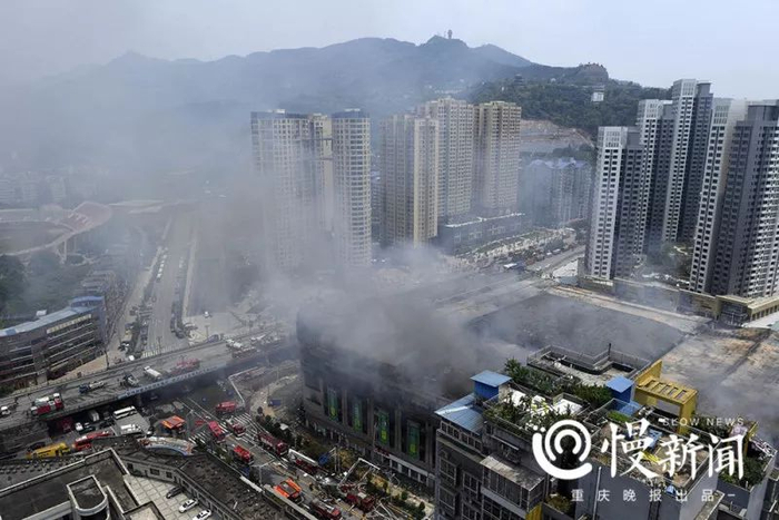 4日中午，达州塔石路塔沱市场火灾现场浓烟滚滚