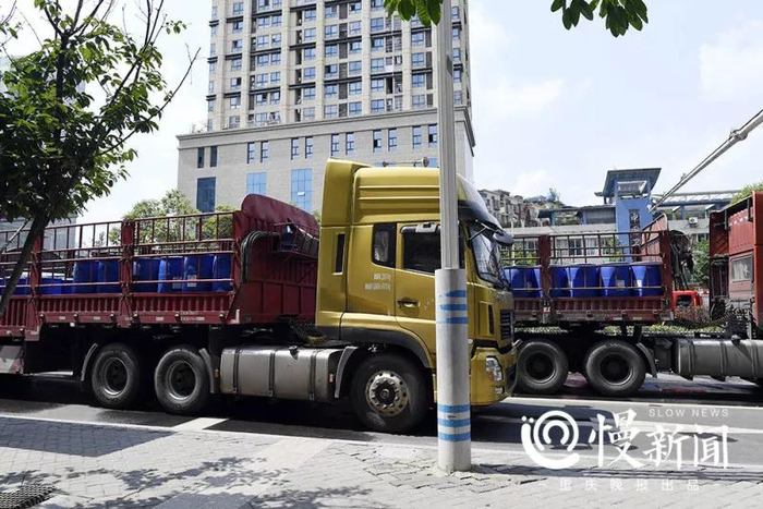 因为消耗量太大，重载卡车运来了化学消防药水