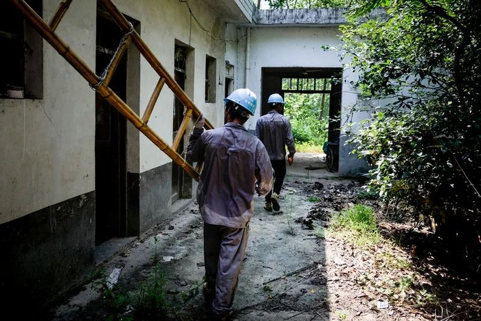 　　▲7月24日，安徽阜阳阜南县供电公司员工冒着37摄氏度高温，为方集镇范庄村谢小湾的30余户留守老人全面排查室内、外高低压用电隐患，更换表下线和漏电保护器。