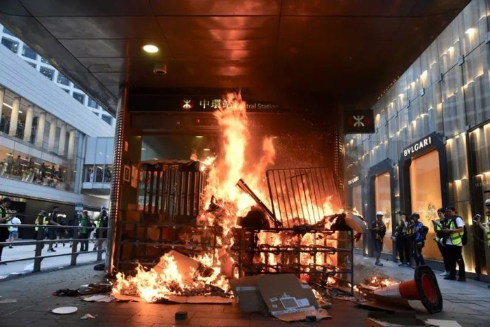 中环站出口被纵火