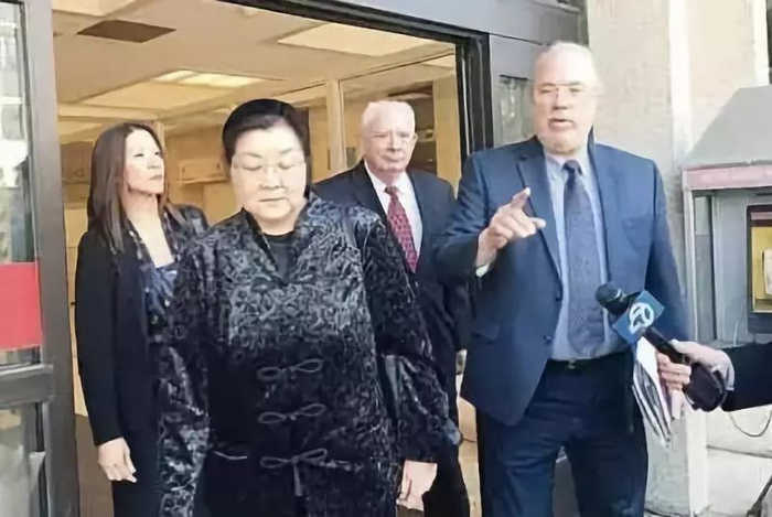 李凡妮的妈妈名叫李继红,母女两人皆为美国公民,但母亲常年在中国经商