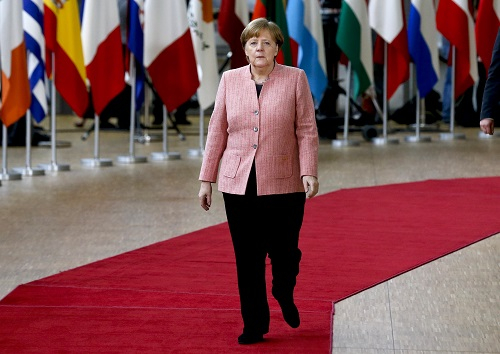 2018年3月22日，德国总理默克尔抵达位于比利时首都布鲁塞尔的欧盟总部。 新华社记者叶平凡摄