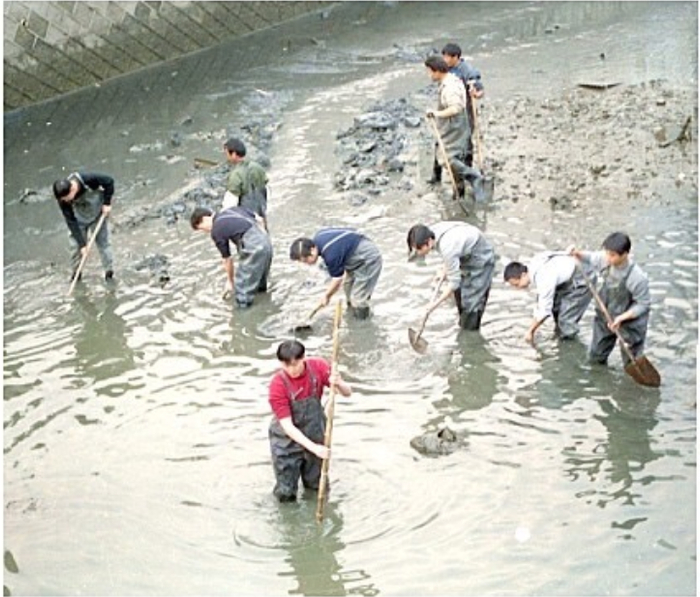 案发后、刑警在案发地附近护城河内，将河水抽干寻找凶器