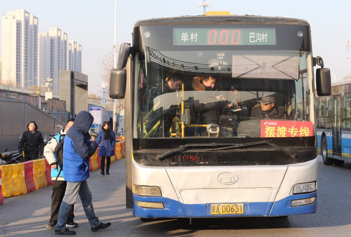 　　北京公交客一分公司开通了龙泽至回龙观的摆渡专线，并在龙泽地铁站站外增设咨询服务台。 新京报记者 王贵彬 摄