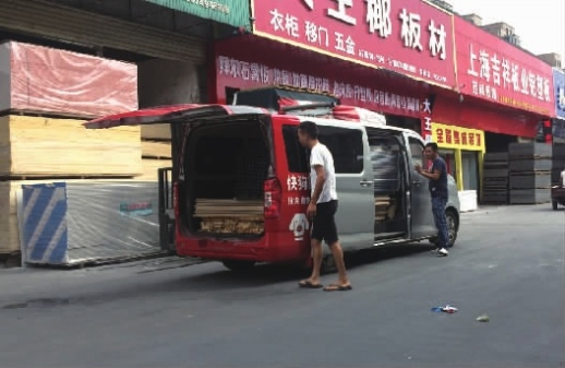  9月21日，正在装运建材的“快狗打车”车辆，后座已经被拆掉。&nbsp;&nbsp;&nbsp;记者&nbsp;杨洁规&nbsp;摄
