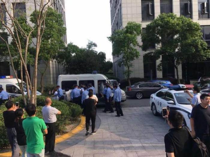 ▲每日经济新闻记者 冷辉/摄影 联璧科技工作人员被警方带走接受调查