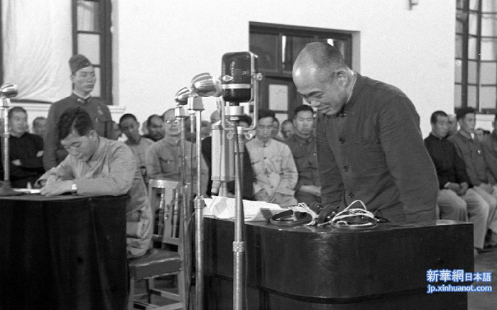 日本战犯接受审判（新华网）