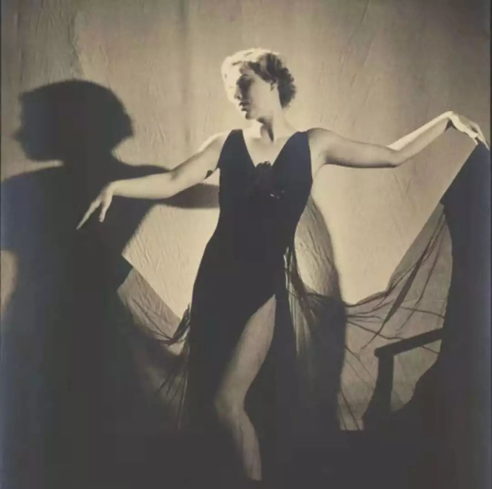 ▲&nbsp;维克多·沙逊镜头下的美女