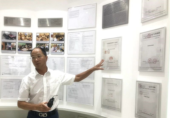  在双童吸管博物馆，楼仲平接受人民网记者采访。 陈琦摄