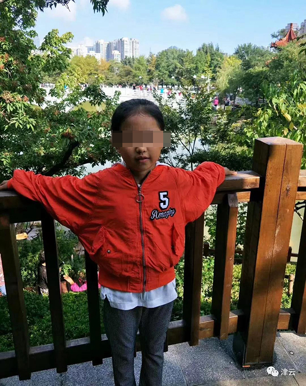 受害女孩。本文图片 “津云新闻”微信公众号